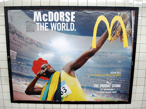 Poster Boy, un artiste qui détourne la publicité ! 15 détournement de publicité