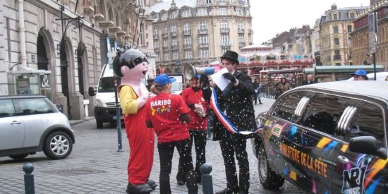 Le Street Marketing avec des uniformes et déguisements – Walkcast sur les Hommes Sandwich & uniformes [3] 3