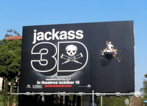 panneau-affichage-publicité-jackass-3D-02-500x361