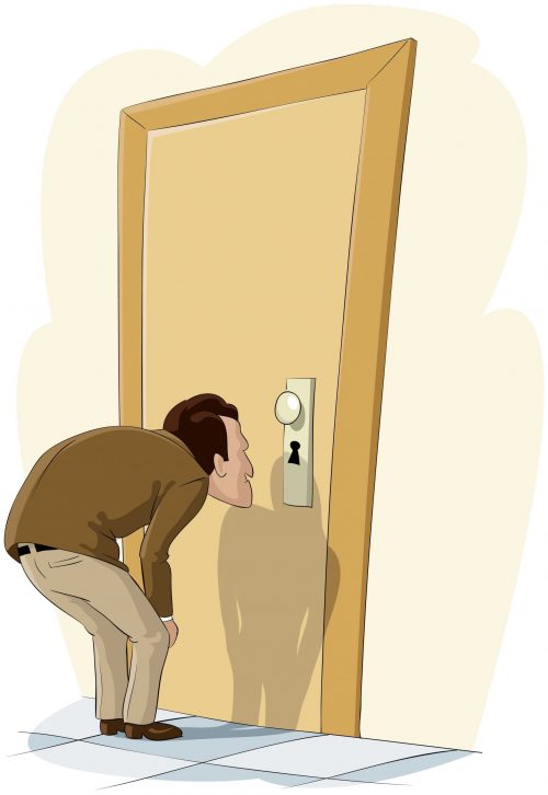 Ne vous laissez pas dépasser par vos concurrents... Réagissez ! - Partie 3 26 The man looks in a keyhole