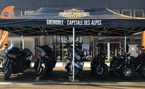 Comment organiser un événement physique impactant, la checklist (logistique, tente personnalisée…) ? 3 Exemple d’exposition d’une gamme complète de motos - Source Vitabri.com